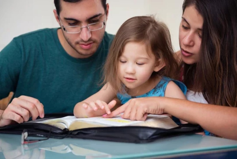 familia-jocen-leyendo-devocionales-iglesia-bautista-fruto-del-espiritu-monterrey